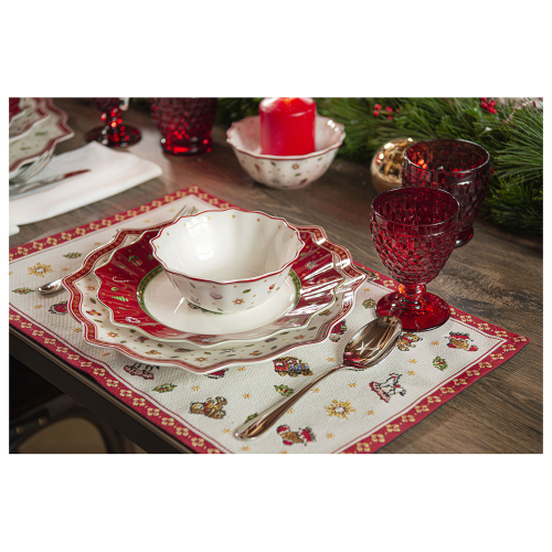 Villeroy & Boch Toy’s Delight – podkładka gobelinowa 48x32 cm z motywem zabawek w świątecznej dekoracji