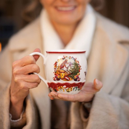 Villeroy & Boch Toy’s Fantasy kubek świąteczny 380 ml – ujęcie lifestyle