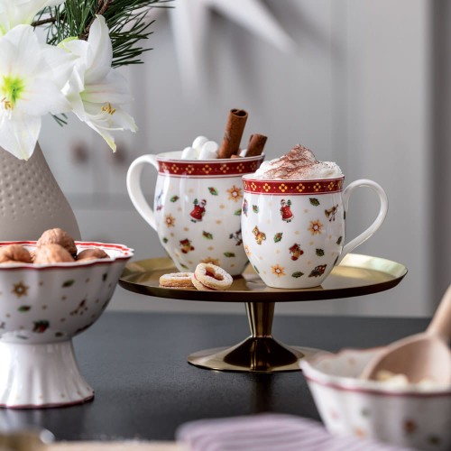 Villeroy & Boch Toy’s Delight – kubki świąteczne 390 ml z motywem zabawek w świątecznej aranżacji stołu