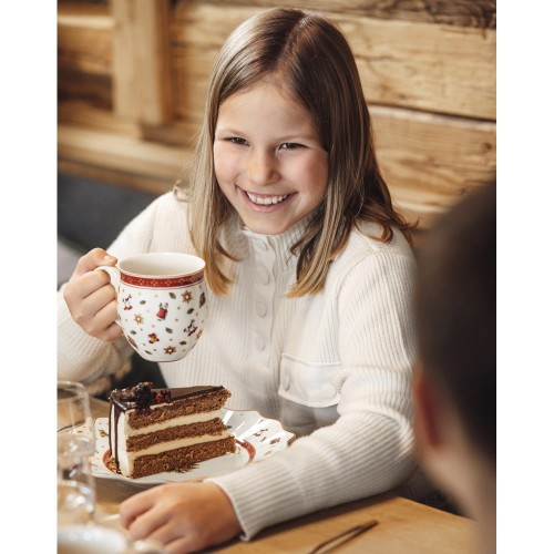 Villeroy & Boch Toy’s Delight – kubek świąteczny 390 ml z motywem zabawek podczas użytkowania