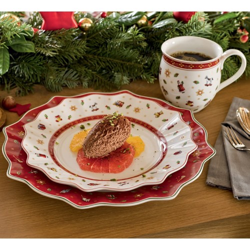 Villeroy & Boch Toy’s Delight – kubek świąteczny 390 ml z motywem zabawek w eleganckiej aranżacji