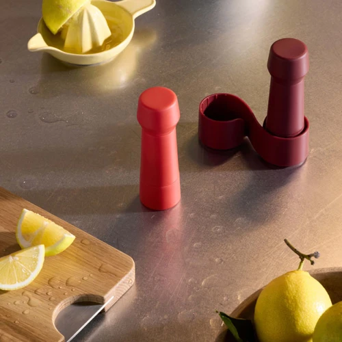 Amsterdam-To-Go_Burgundy-bright-red_champagne-cuttingboard_low.jpg