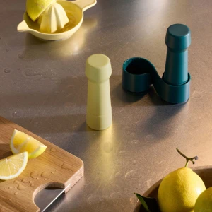 Amsterdam-To-Go_FOREST-GREEN-DUSTY-TELLOW_champagne-cuttingboard_low.jpg