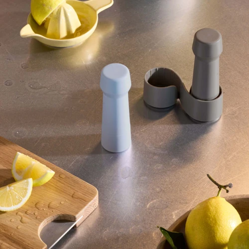 Amsterdam-To-GO_WARM-GRAY-SKY-BLUE_champagne-cuttingboard_low.jpg