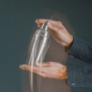 78423606 Cocktail Shaker Stainless Steel Lifestyle 2.jpg