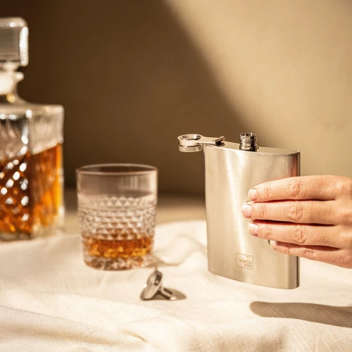 78633606_HipFlask&Funnel_VV25_Lifestyle.jpg