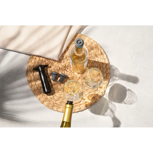 WineSaver_Black4Stoppers1Server_OutdoorSummerVibe_45A5816.jpg