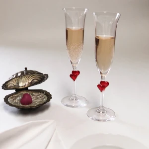 Champagne-Flute-red-hearts_.jpg