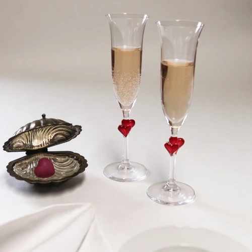 Champagne-Flute-red-hearts_.jpg